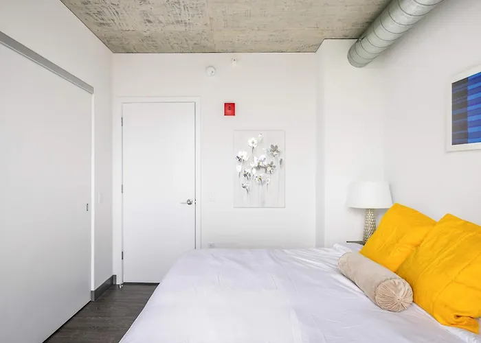 Apartment Freshly Minted 2br - Elegance & Comfort In