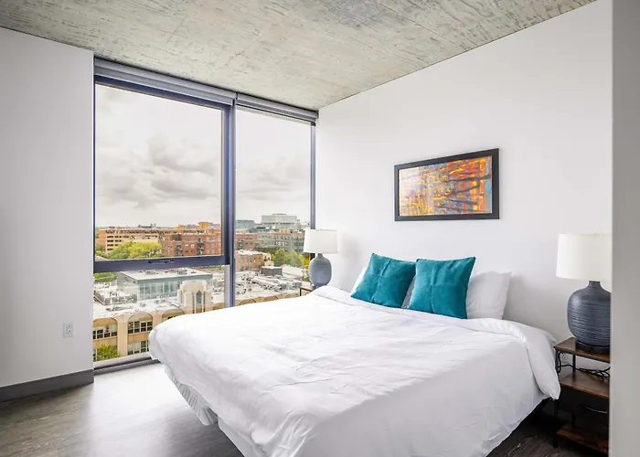 Apartment Freshly Minted 2br - Elegance & Comfort In *
