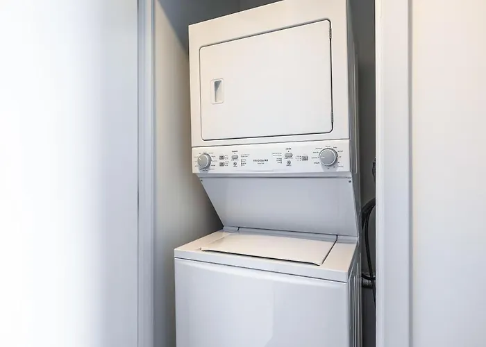 Freshly Minted 2br - Elegance & Comfort In Chicago