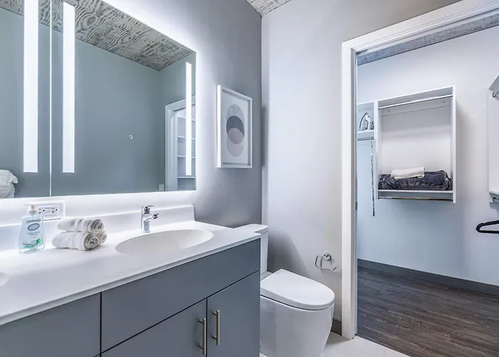 Apartment Freshly Minted 2br - Elegance & Comfort In