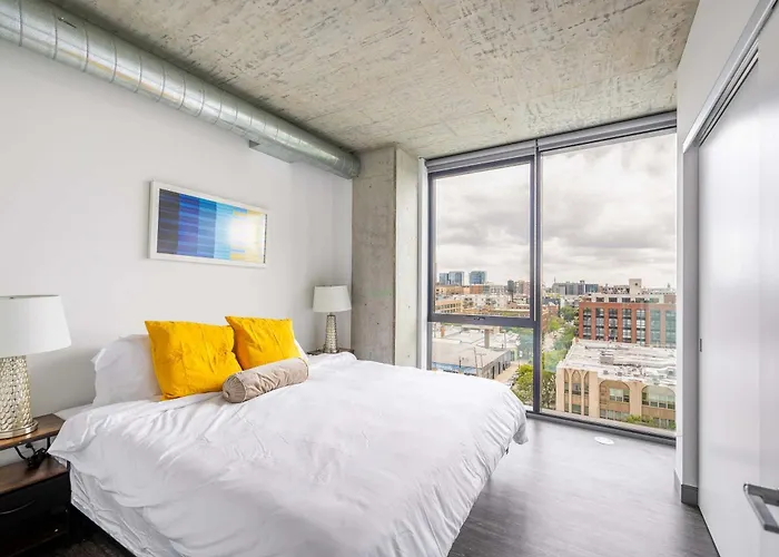 Apartment Freshly Minted 2br - Elegance & Comfort In